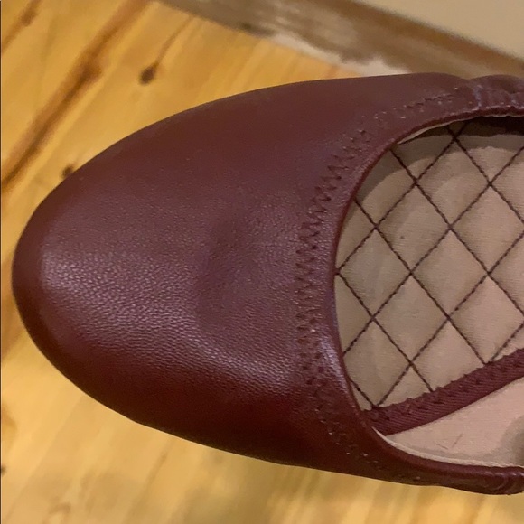 Maroon flats - Picture 2 of 2